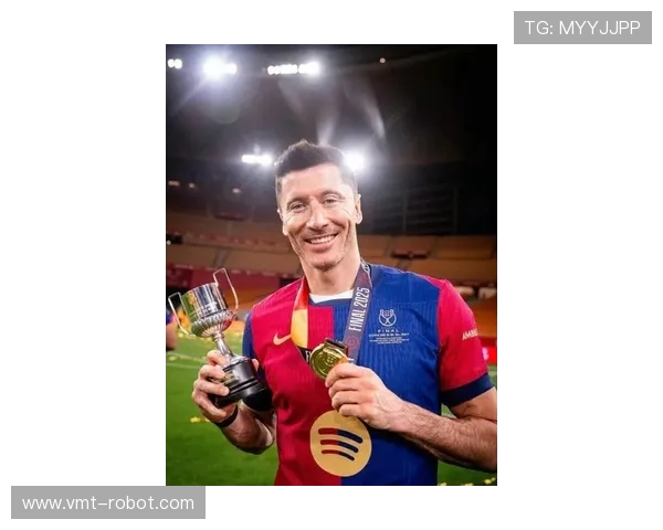 莱万领衔球队冲击新赛季冠军目标球迷期待他的精彩表现与进球盛宴 莱万领衔球队冲击新赛季冠军目标球迷期待他的精彩表现与进球盛宴